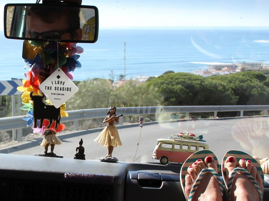 Roadtrip durch Chile, Blick aus dem Fester eines VW Bus auf die Küste