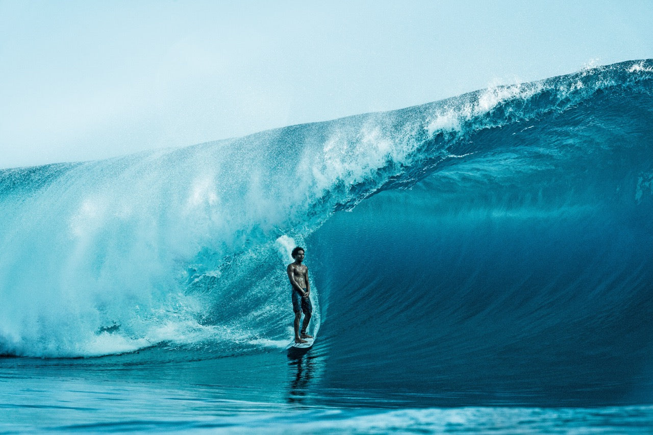 Matahi Drollet at Teahupoo - Fine Art Fotoprint - Surf Bild von Tom Pearsall