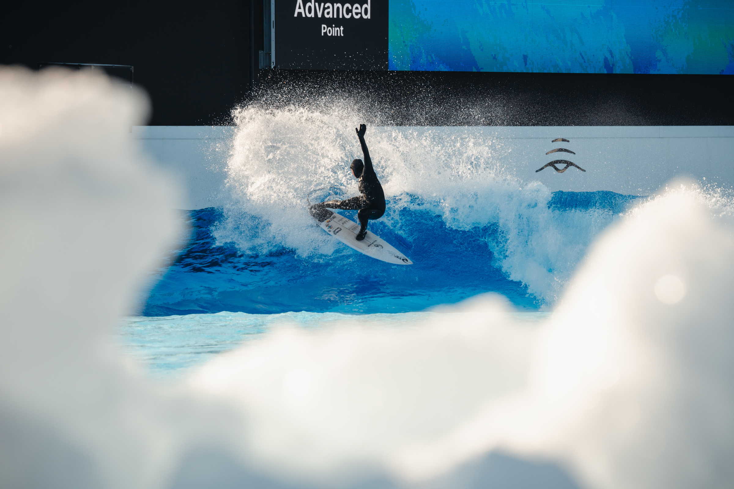 Janina Zeitler: Cold Water Surfing in der o2 Surftown Muc