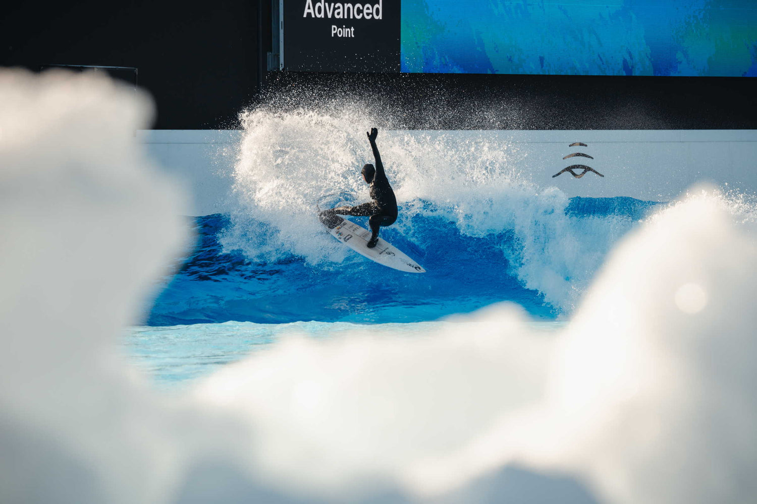 Janina Zeitler: Cold Water Surfing in der o2 Surftown Muc