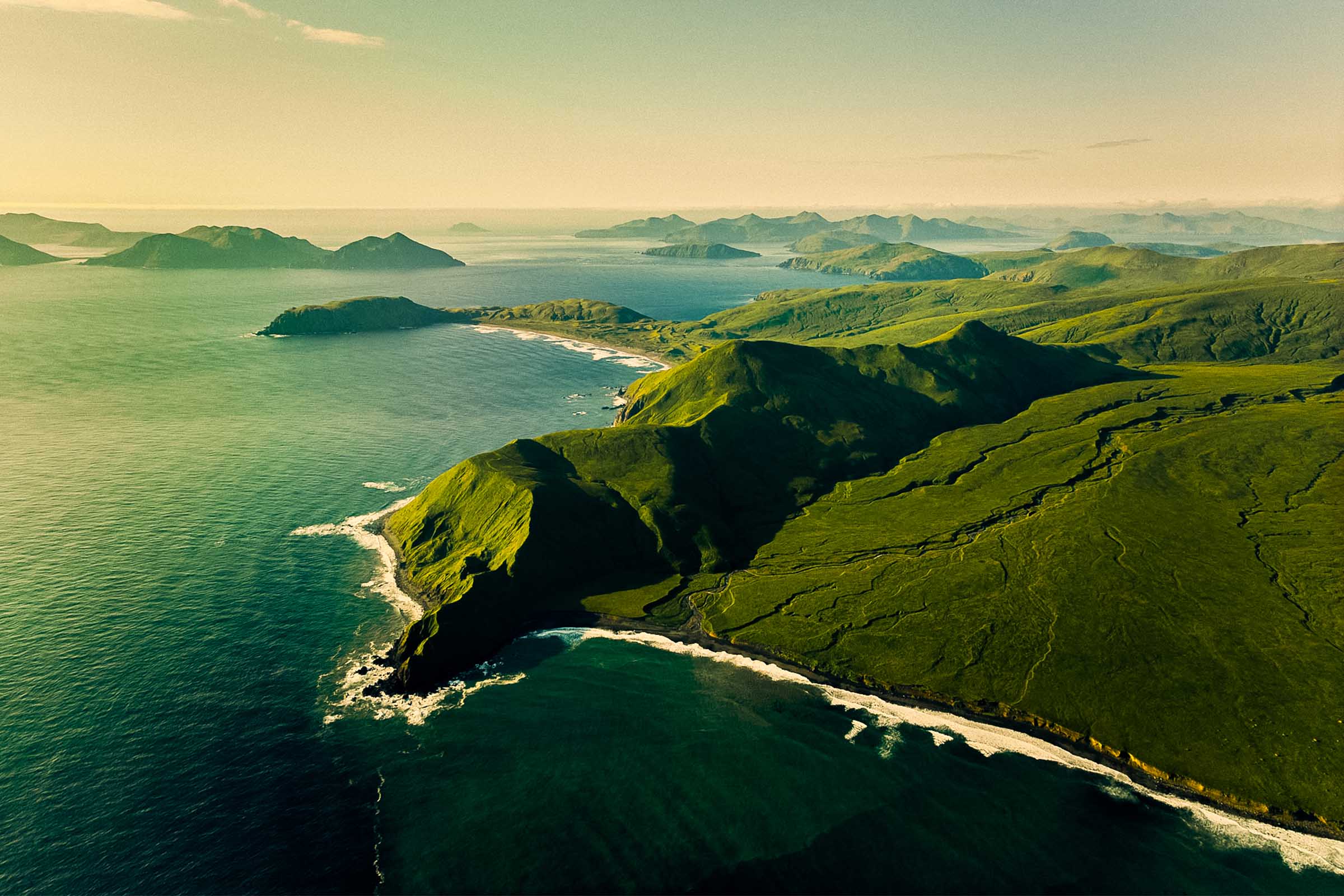 The Search for Volcano Island: Surf, Geschichte und Freundschaft