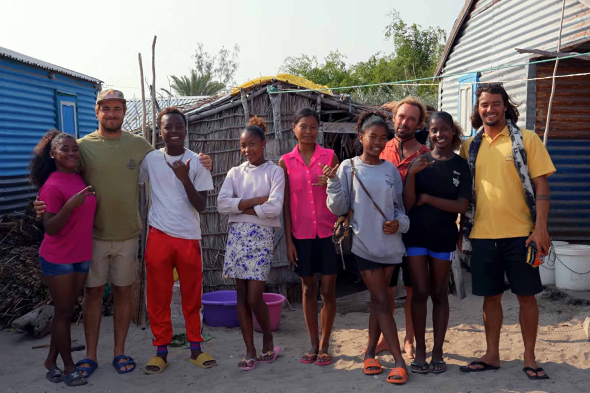 SURFING THE RED ISLAND: Leere Line Ups in Afrika